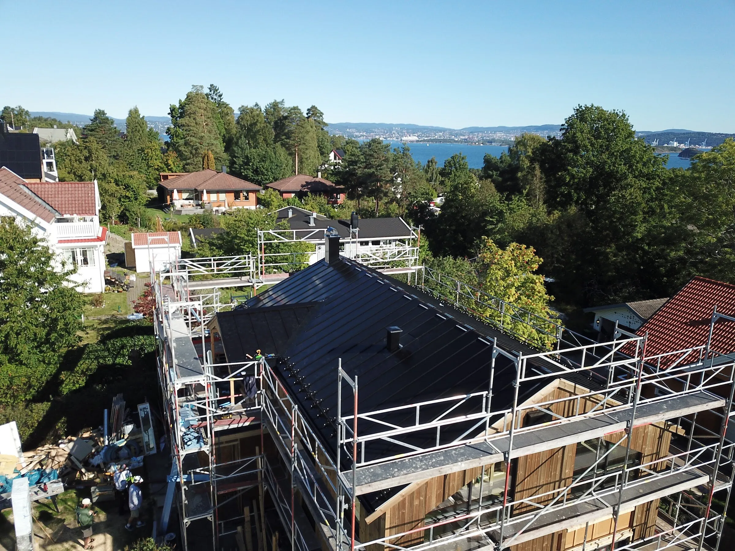 Påbygg under arbeid på Nesodden, sett fra drone med fjorden i bakgrunnen